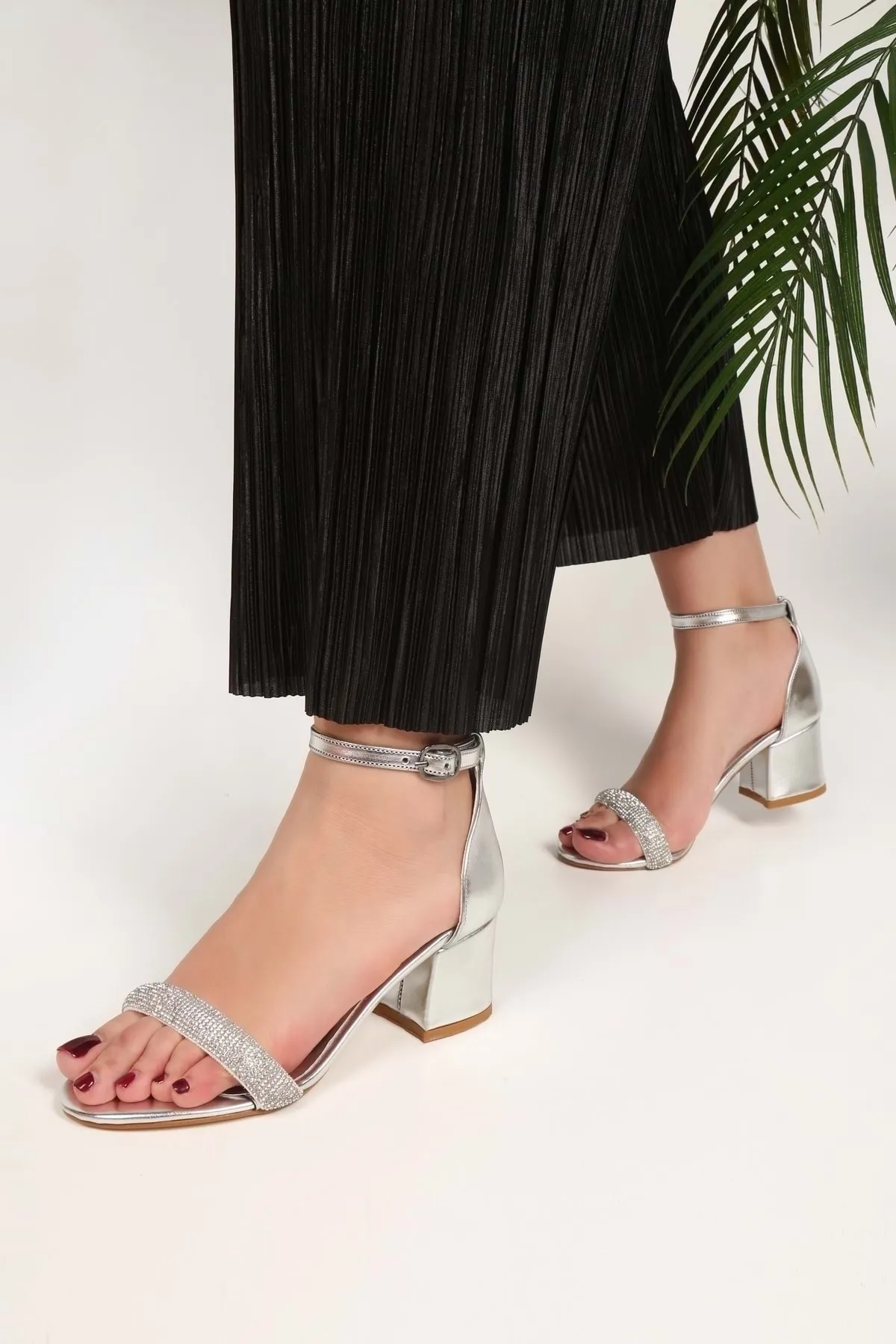 Shoeberry  Damen-Schuhe „Aris“ in Silber-Metallic mit einzelnem Riemen und Absatz