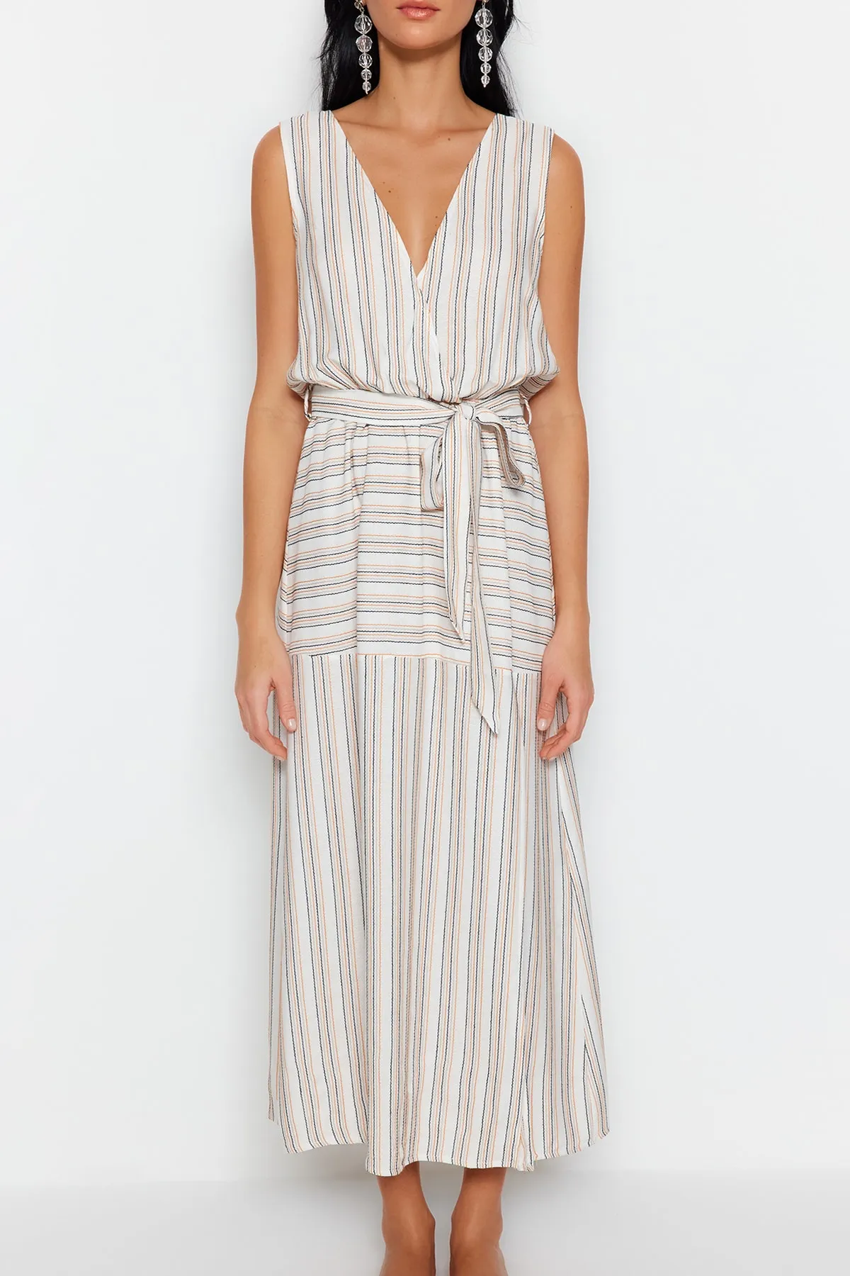 Trendyol Collection  Gestreiftes Midi-Strandkleid mit gewebtem Schlitz und Gürtel TBESS23EL00181