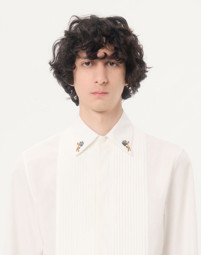 Camisa Valentino em popeline de algodão com plastrão plissado e bordado na gola.