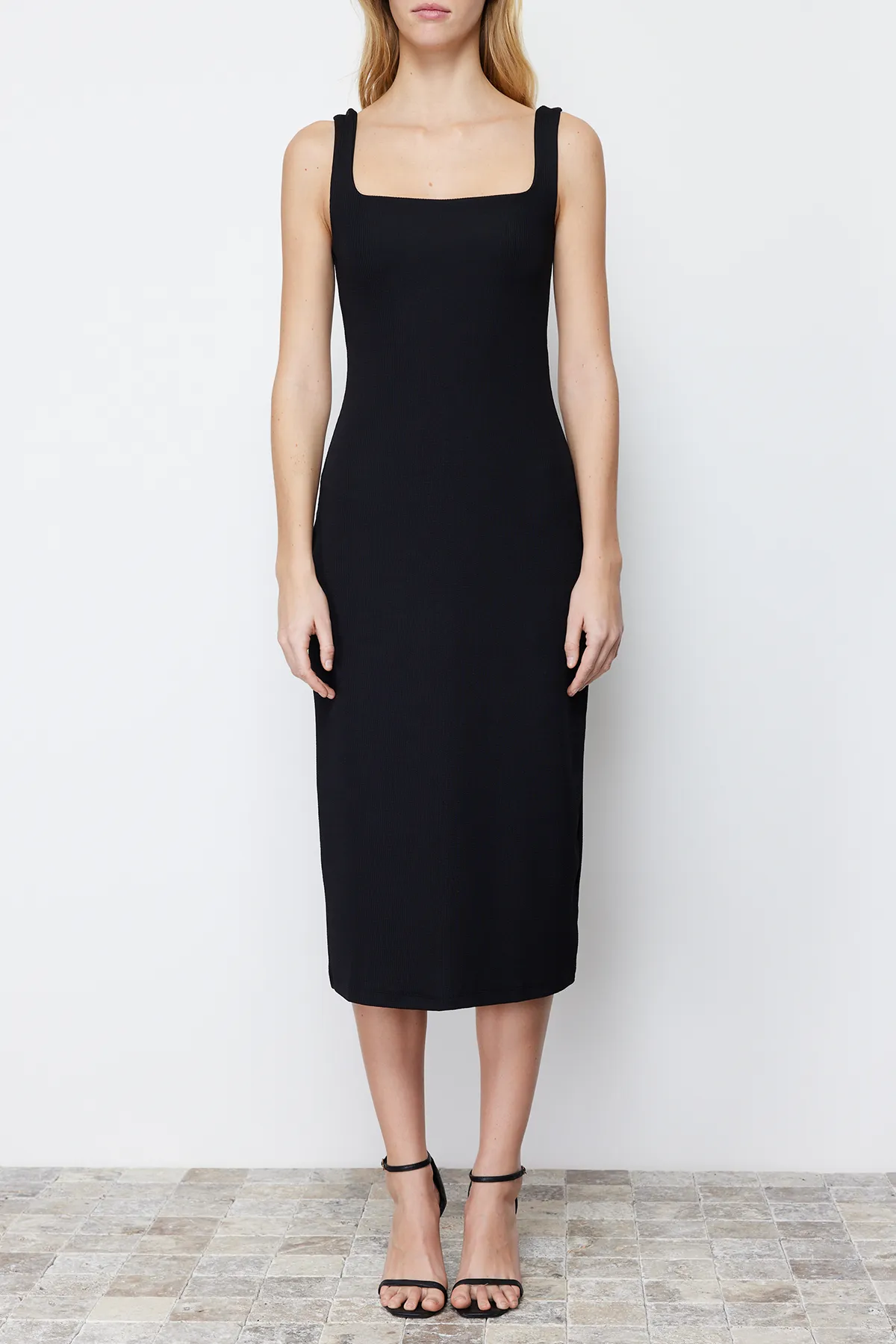 Trendyol Collection  Schwarzes, tailliertes, flexibles Midi-Bleistiftkleid aus Strick mit quadratischem Ausschnitt und Trägern TWOSS24EL00181