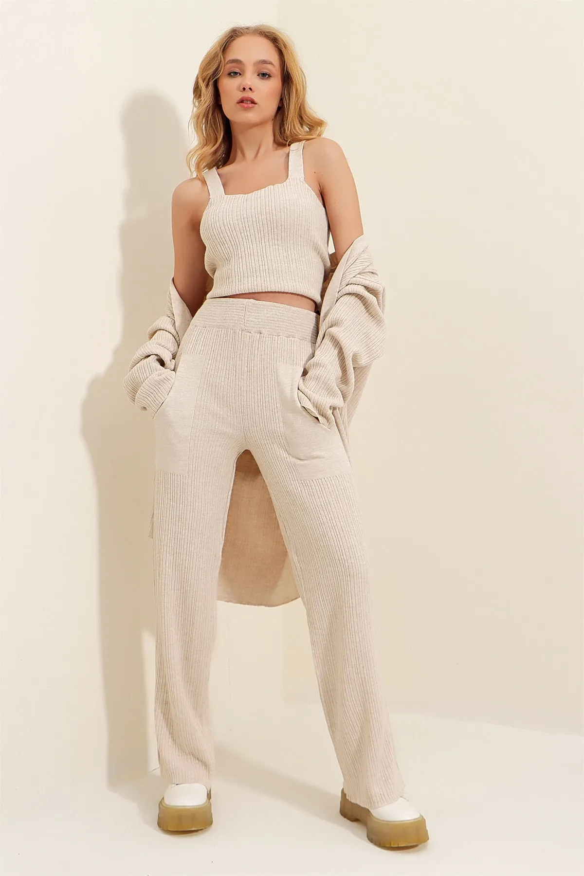 Trend Alaçatı Stili  Beige Trägerbluse, Strickhose und Strickjacke für Damen, 3-teiliges Set ALC-X9443