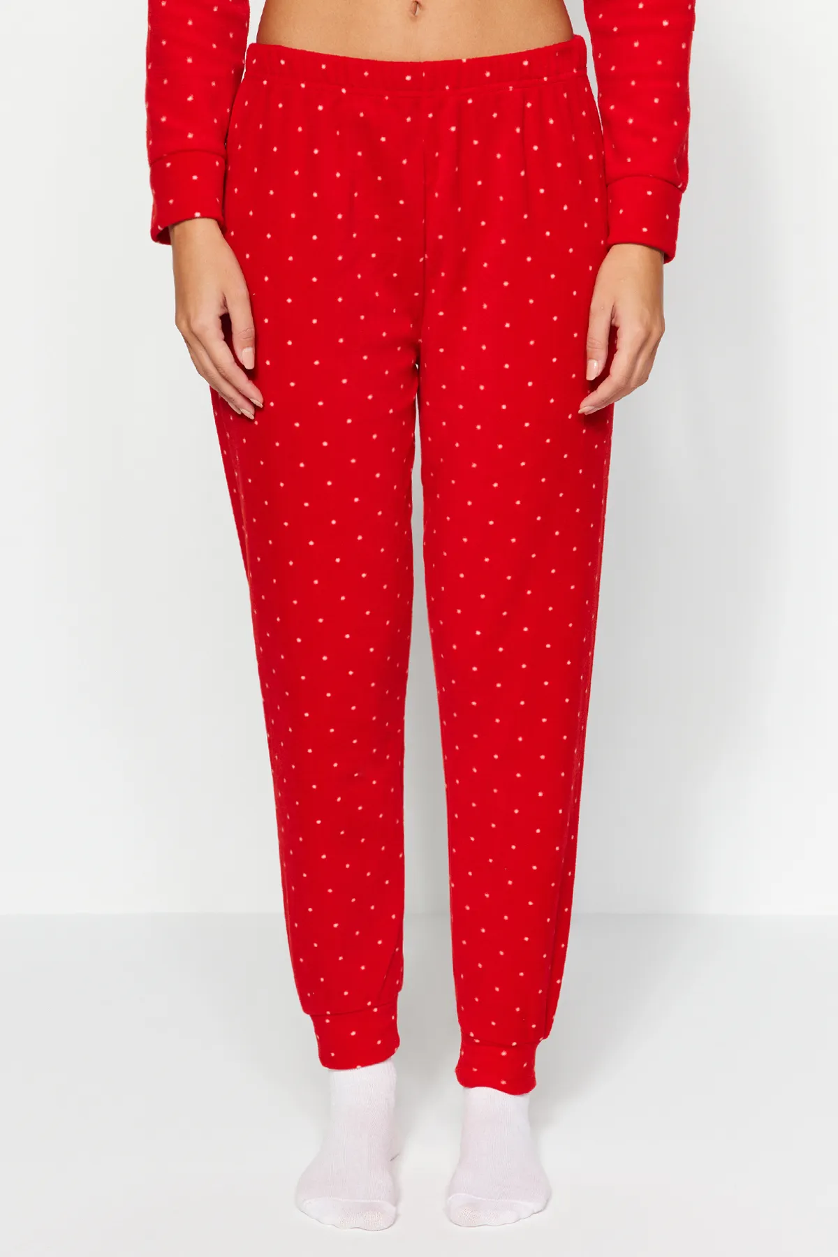 Trendyol Collection  Rotes Wellsoft T-Shirt-Jogginghose-Pyjama-Set aus Strick mit Hirschmuster THMAW24PT00173
