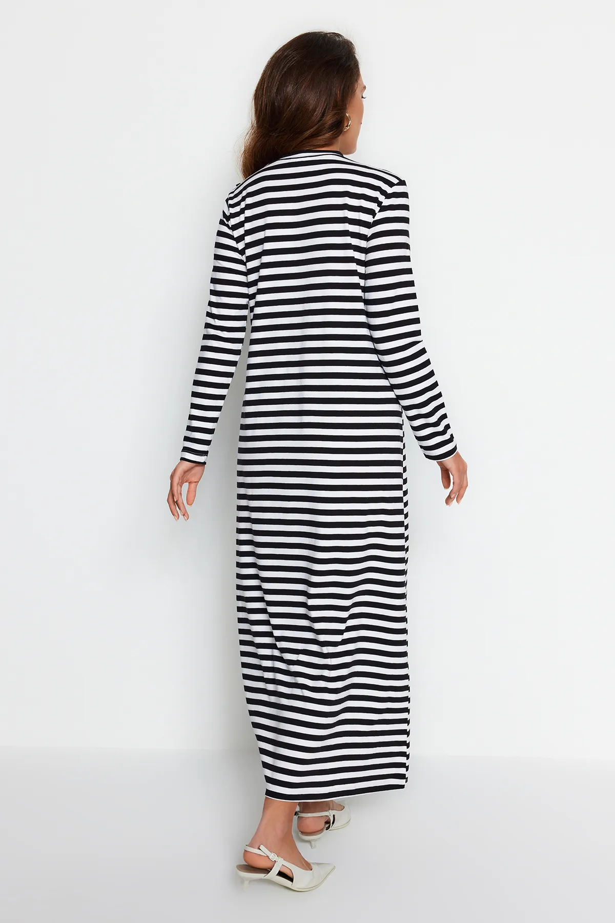 Trendyol Modest  Weißes Strickkleid mit Knopfleiste an der Schulter TCTSS23EB00291