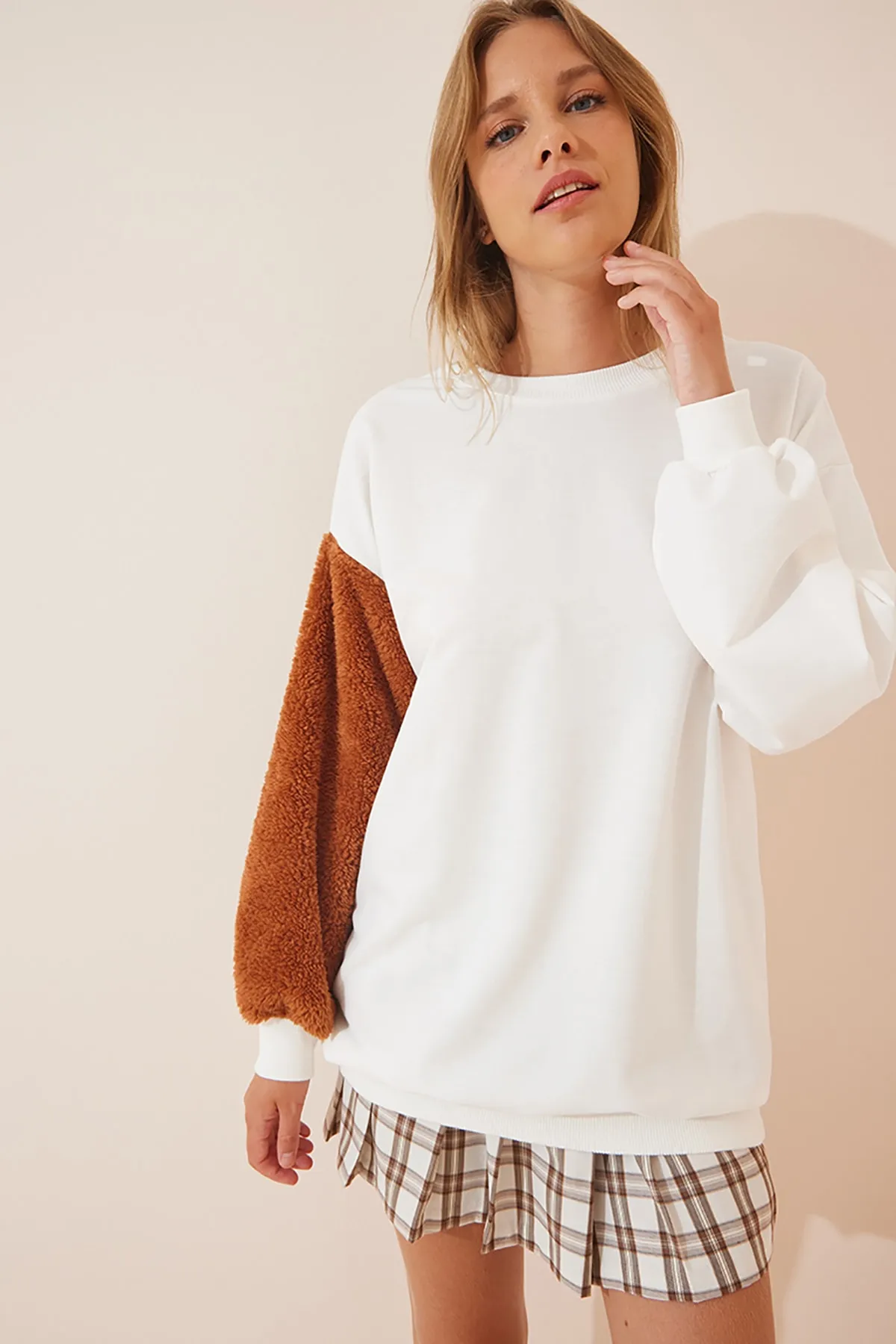 Happiness İstanbul  Weißes, langes Damen-Sweatshirt mit Teddybär-Print AP00165