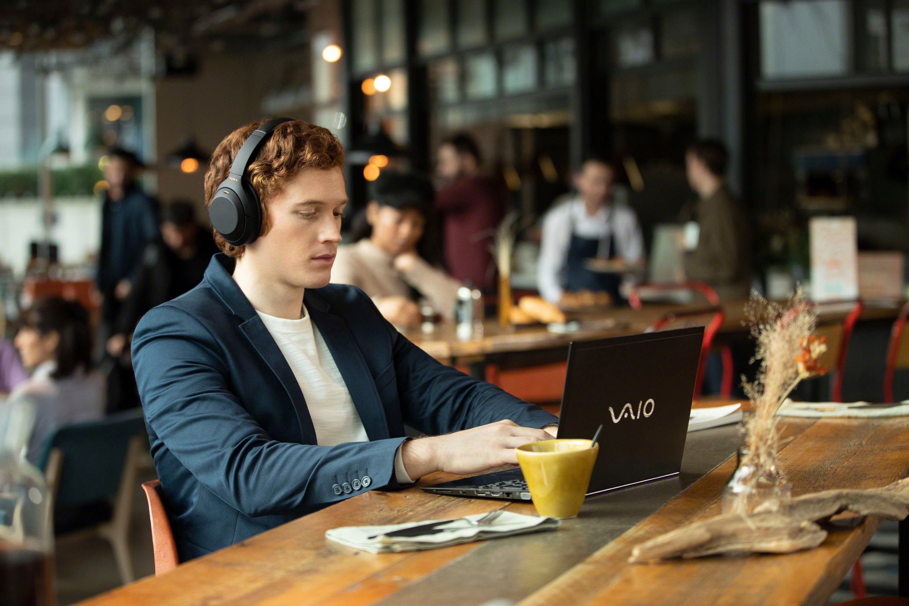 Sony WH-1000XM4 kabelloser Over-Ear-Kopfhörer (Noise-Cancelling, One-Touch Verbindung via NFC, Bluetooth, NFC, Touch Sensor, Schnellladefunktion)