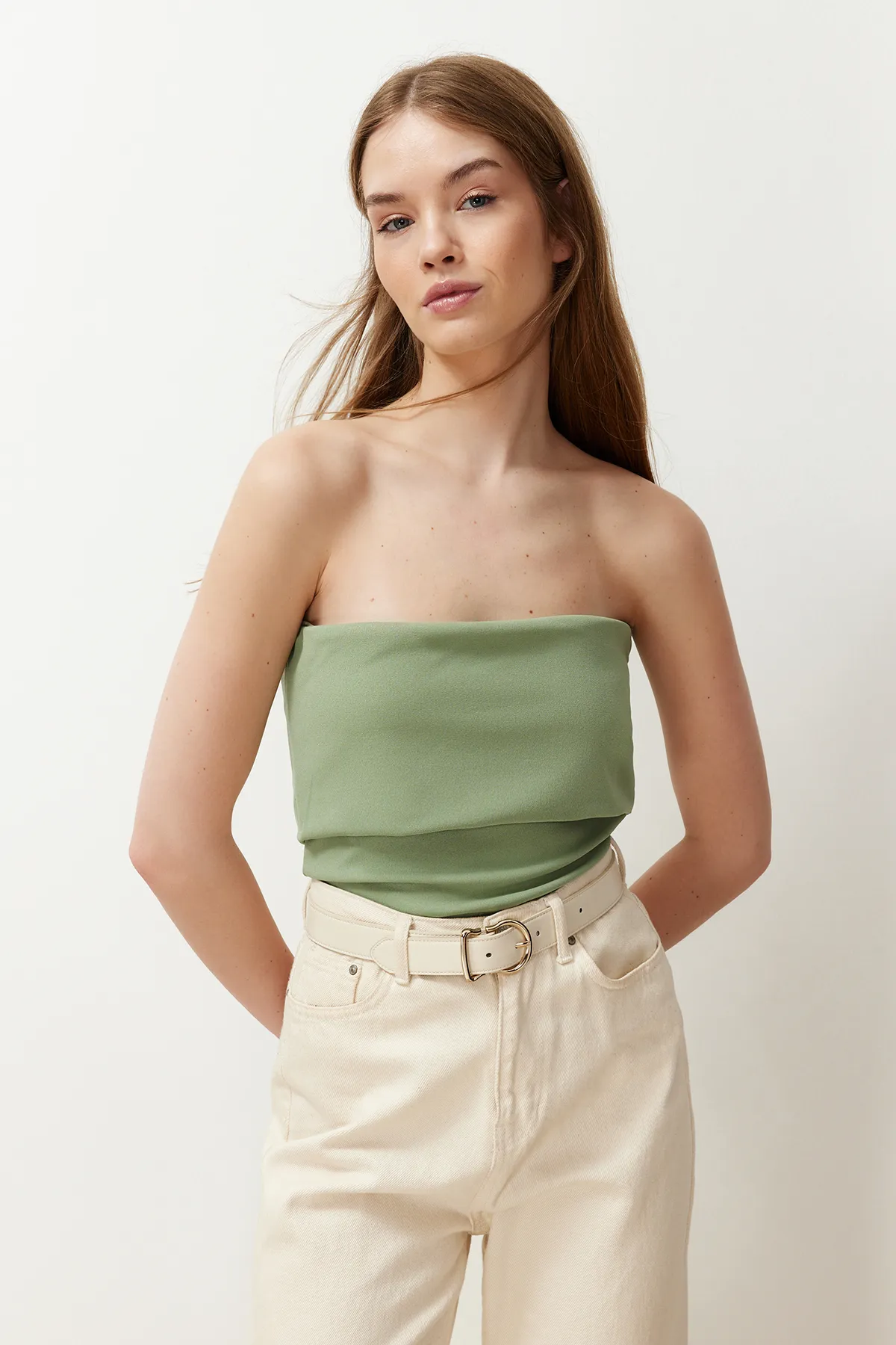 Trendyol Collection  Grüne Krepp-Strickbluse mit trägerlosem Kragen und seitlichem Reißverschluss TWOSS23BZ00928