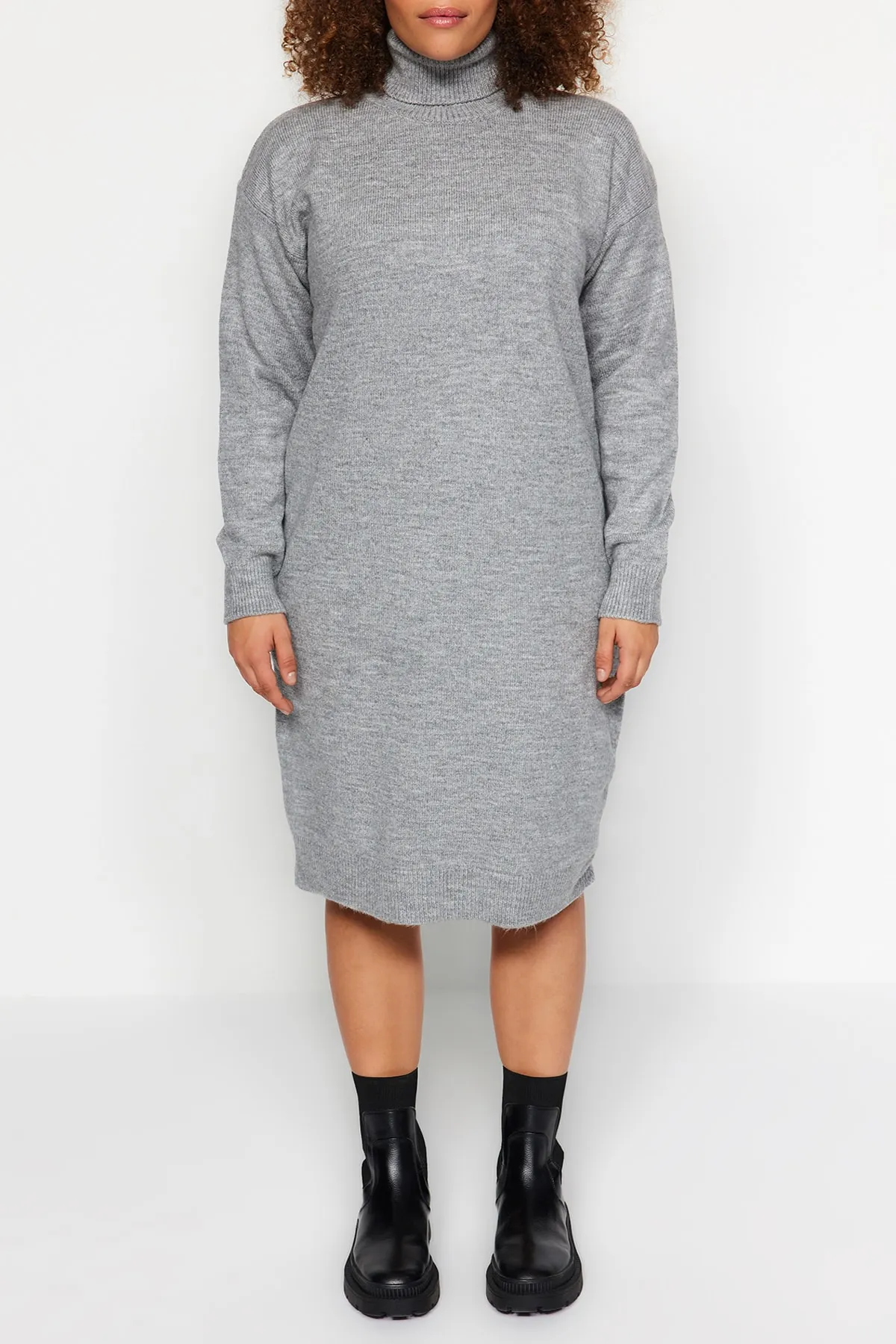 Trendyol Curve  Graues Rollkragen-Strickkleid TBBAW24AH00014
