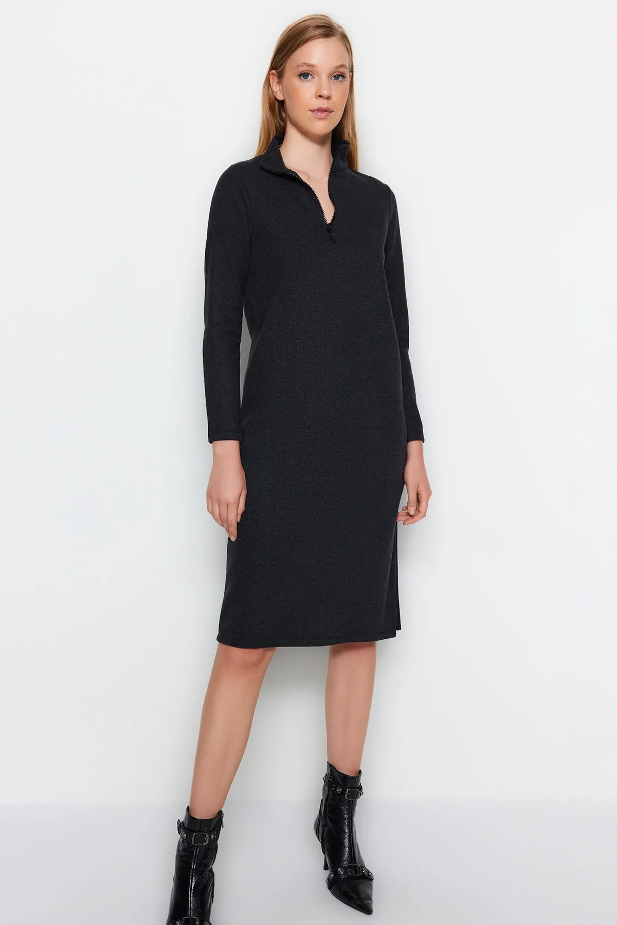 Trendyol Collection  Anthrazitfarbenes Midi-Strickkleid im Thessaloniki-/Strickwaren-Look mit hohem Kragen und Schlitz und Reißverschluss TWOAW24EL00597