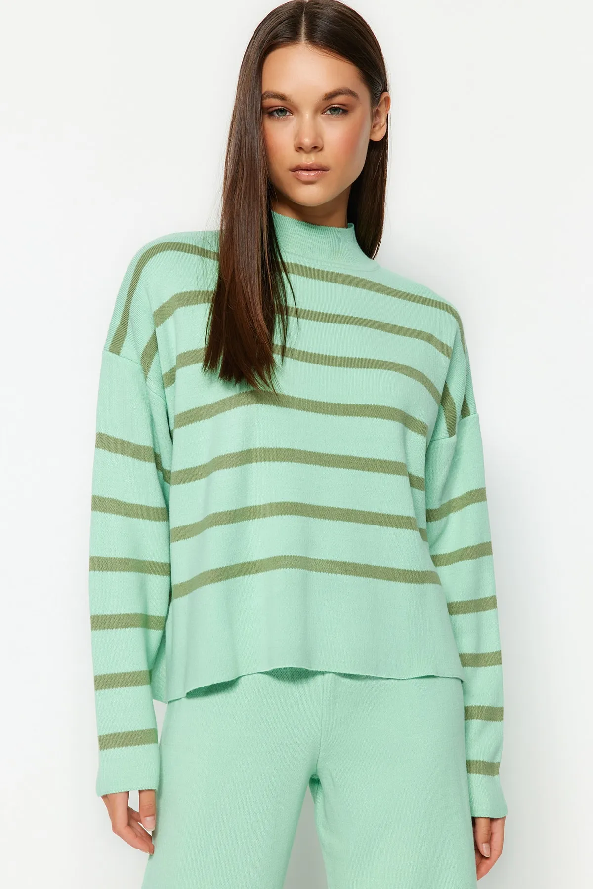 Trendyol Collection  Gestreiftes Strickoberteil- und Unterteil-Set mit grüner Hose TWOAW24AU00045