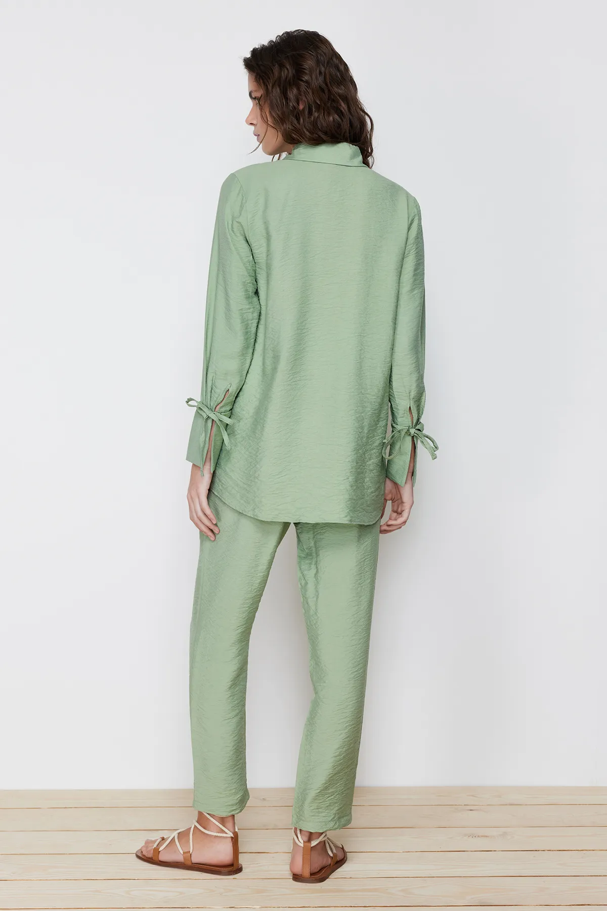 Trendyol Modest  Khakifarbenes, detailliertes, gewebtes Leinen-Hemd-Hose-Hose-Set mit Falten und Oberteil TCTSS24US00018