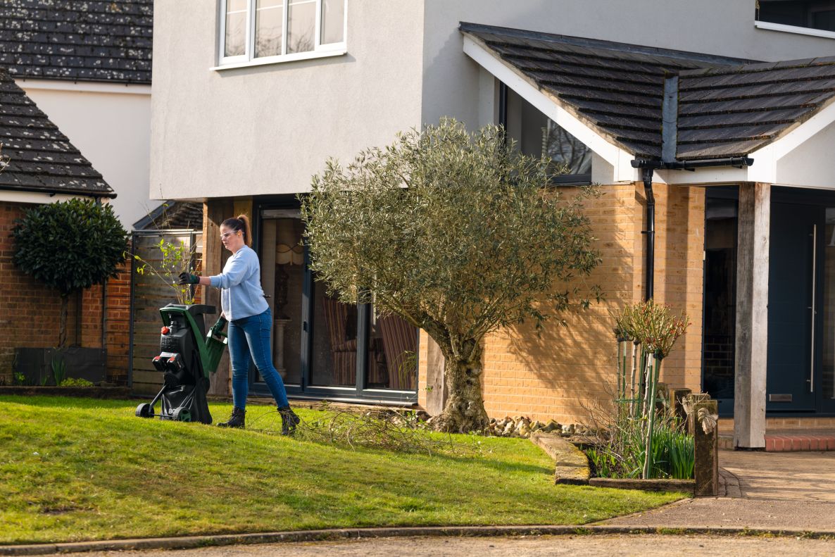 Bosch Green 06008E0001 univerzális aprító akkus Whisper aprító akkumulátorok és töltő nélkül, dobozban