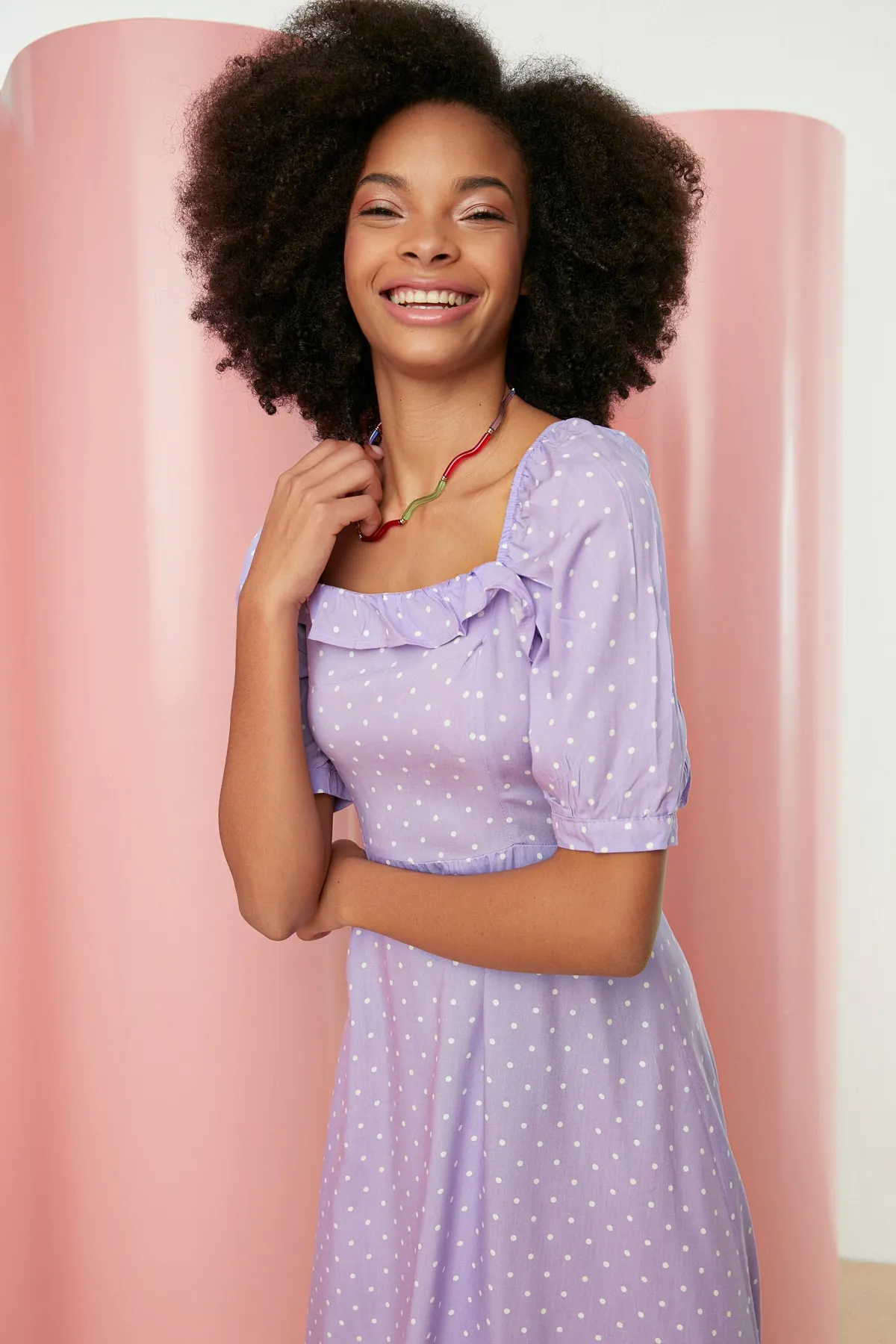 Trendyol Collection  Lilafarbenes A-Linien-Midikleid mit gewebten Rüschen und Punkten TWOSS21EL0511