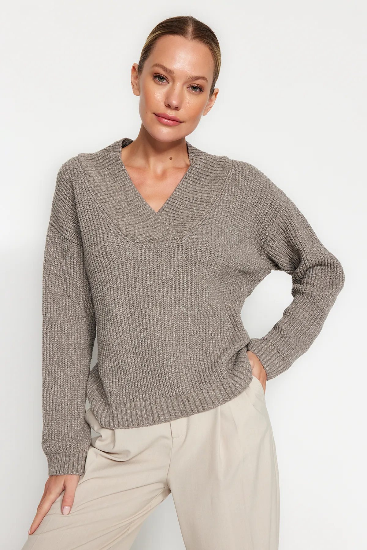 Trendyol Collection  Nerzfarbener, nachhaltiger Strickpullover mit V-Ausschnitt TWOAW24KZ01113