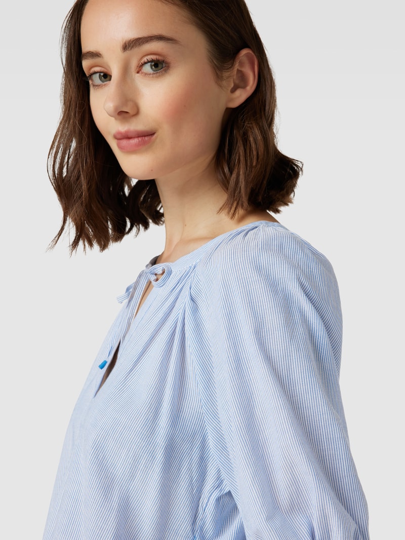 Bluse mit Schlüsselloch-Ausschnitt mit Schnürung Modell 'Bauern' in hellblau