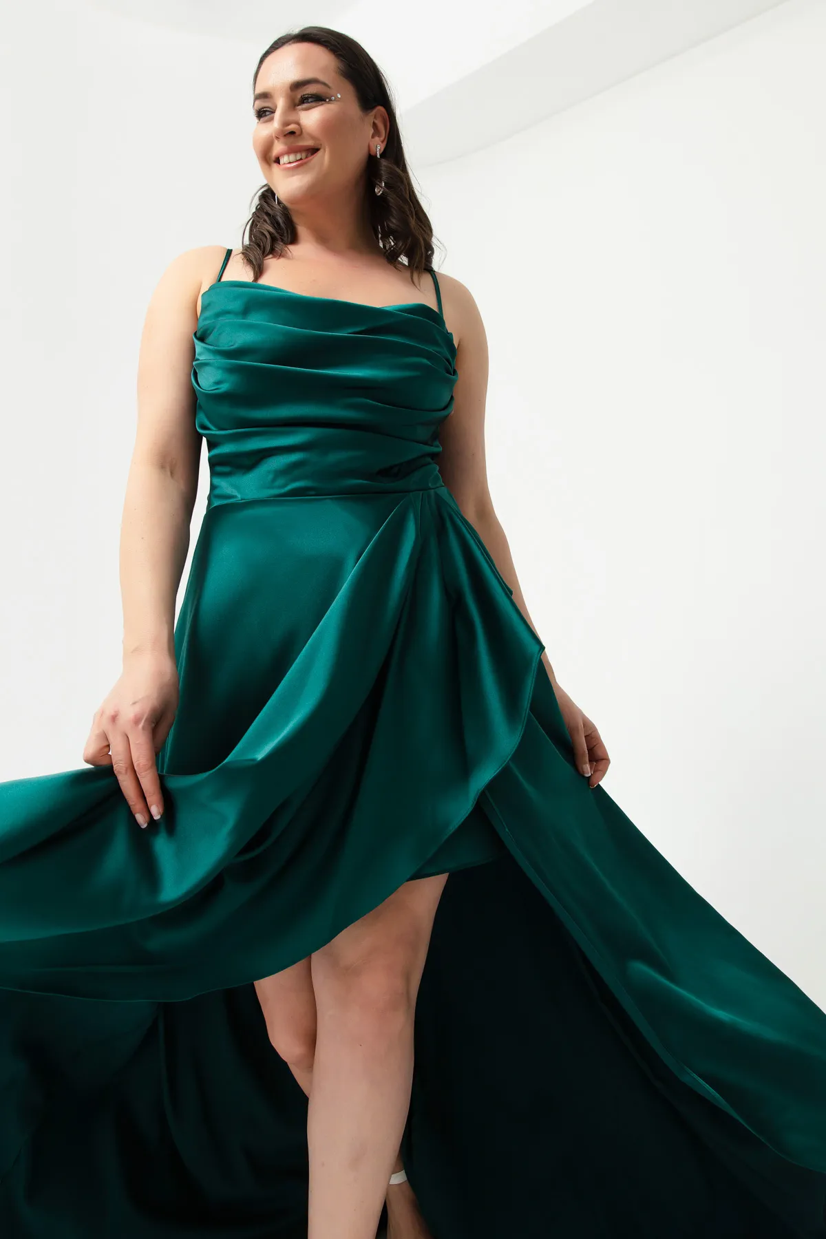 Lafaba  Smaragdgrünes Volant-Schlitz-Abendkleid aus Satin in Übergröße für Damen, Abschlusskleid