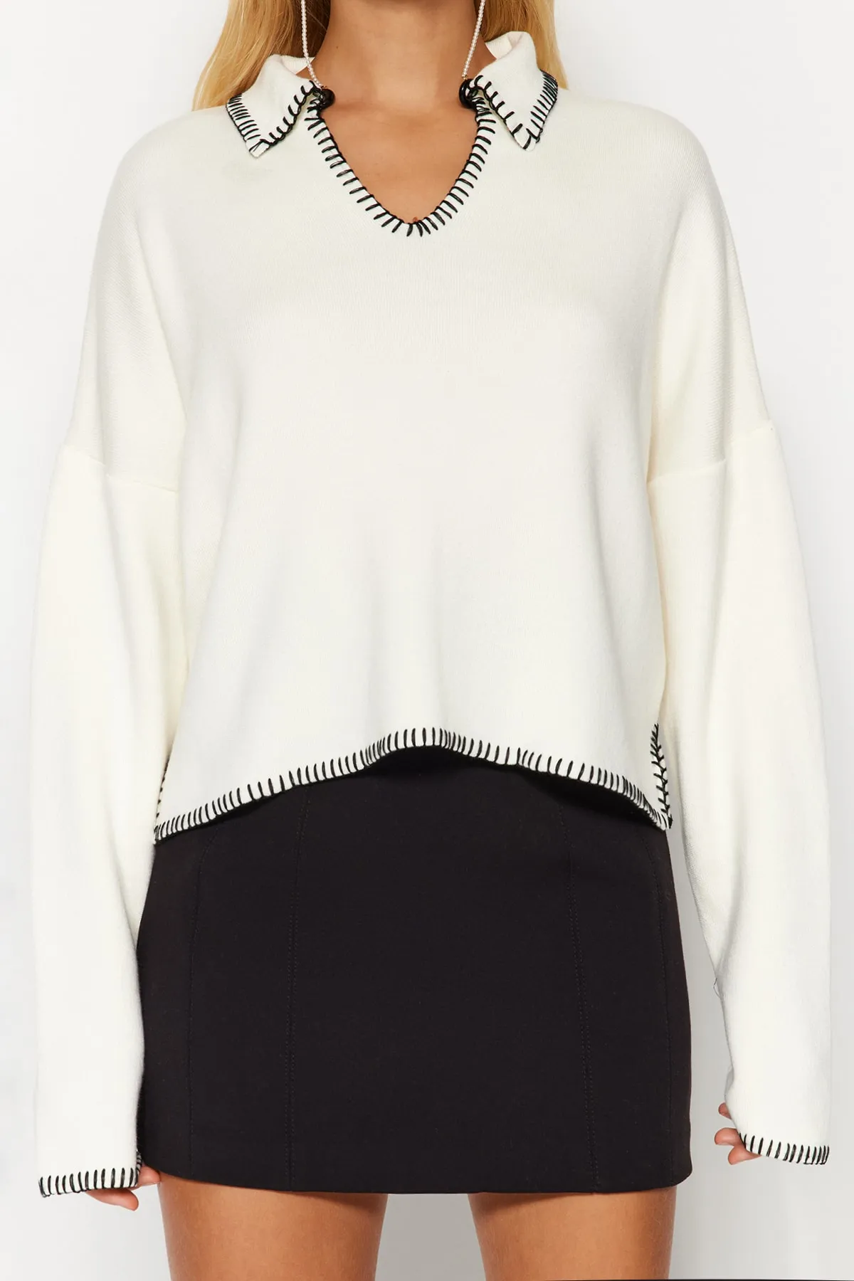 Trendyol Collection  Ecrufarbener Strickpullover mit Rollkragen TWOAW24KZ00981
