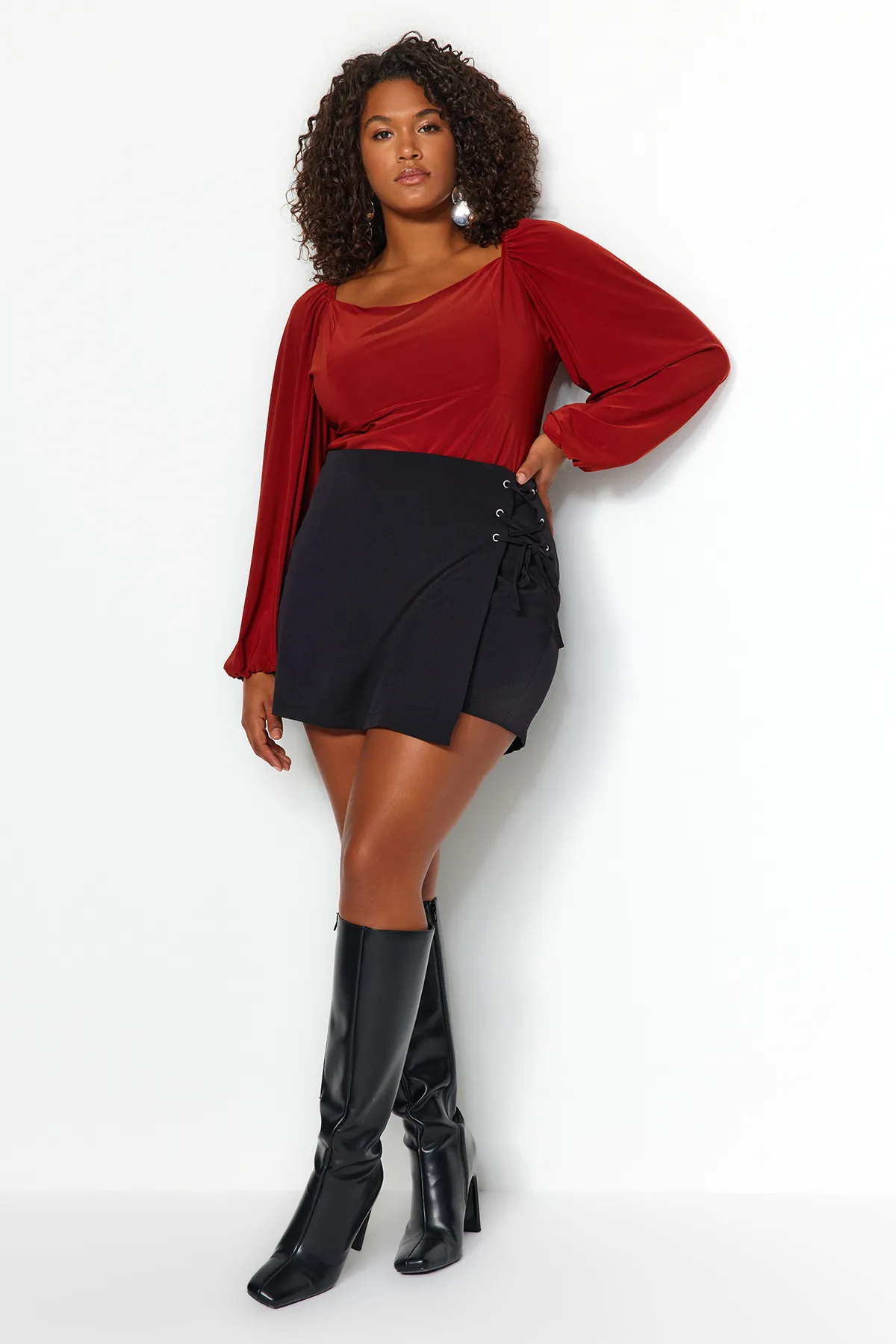 Trendyol Curve  Schwarzer, gewebter, gebundener Shorts-Rock TBBSS22AP00001