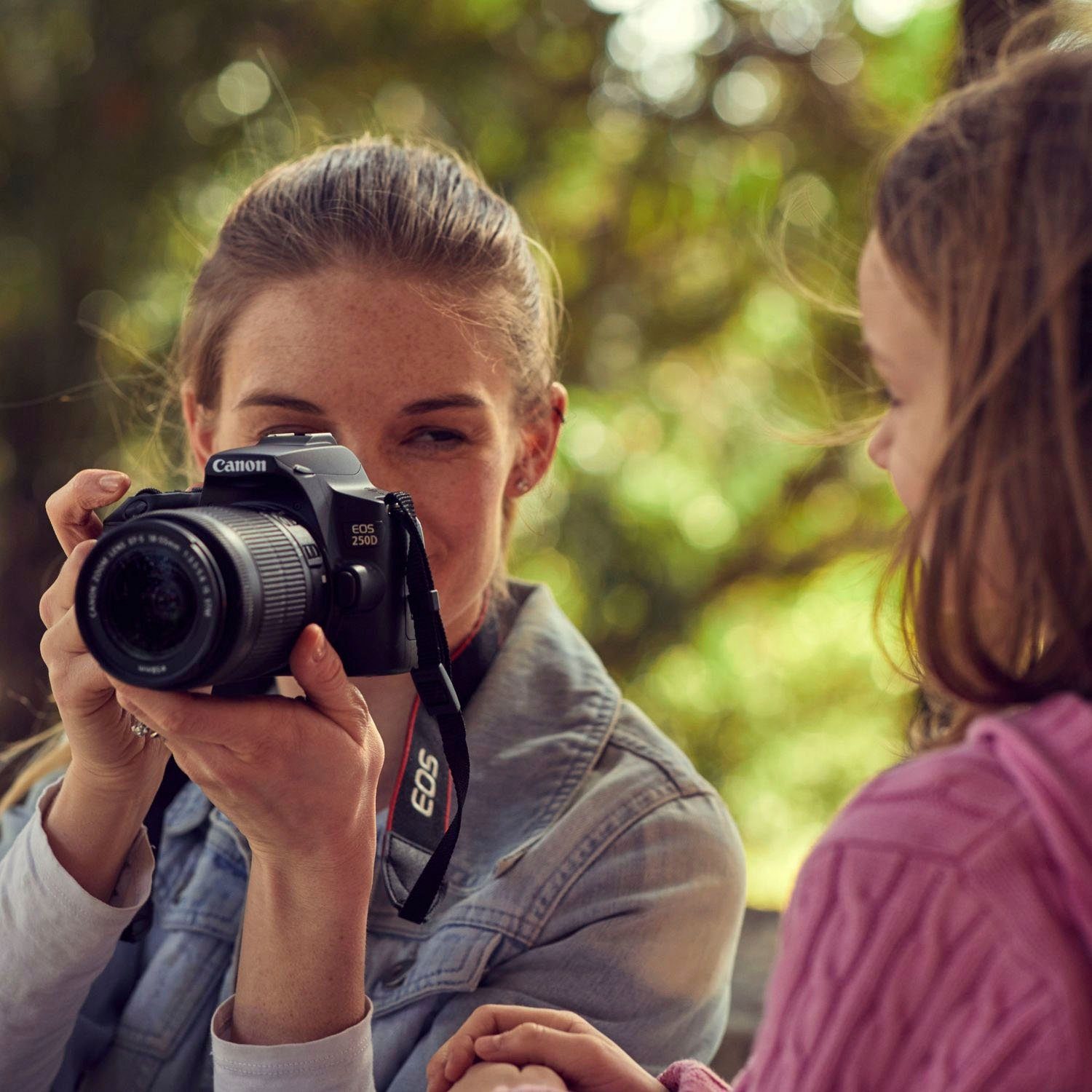 Canon 250D + EF-S 18-55mm f/3.5-5.6 III + SB130 Kit Systemkamera (EF-S 18-55mm f/3.5-5.6 III, 24,1 MP, Bluetooth, WLAN)