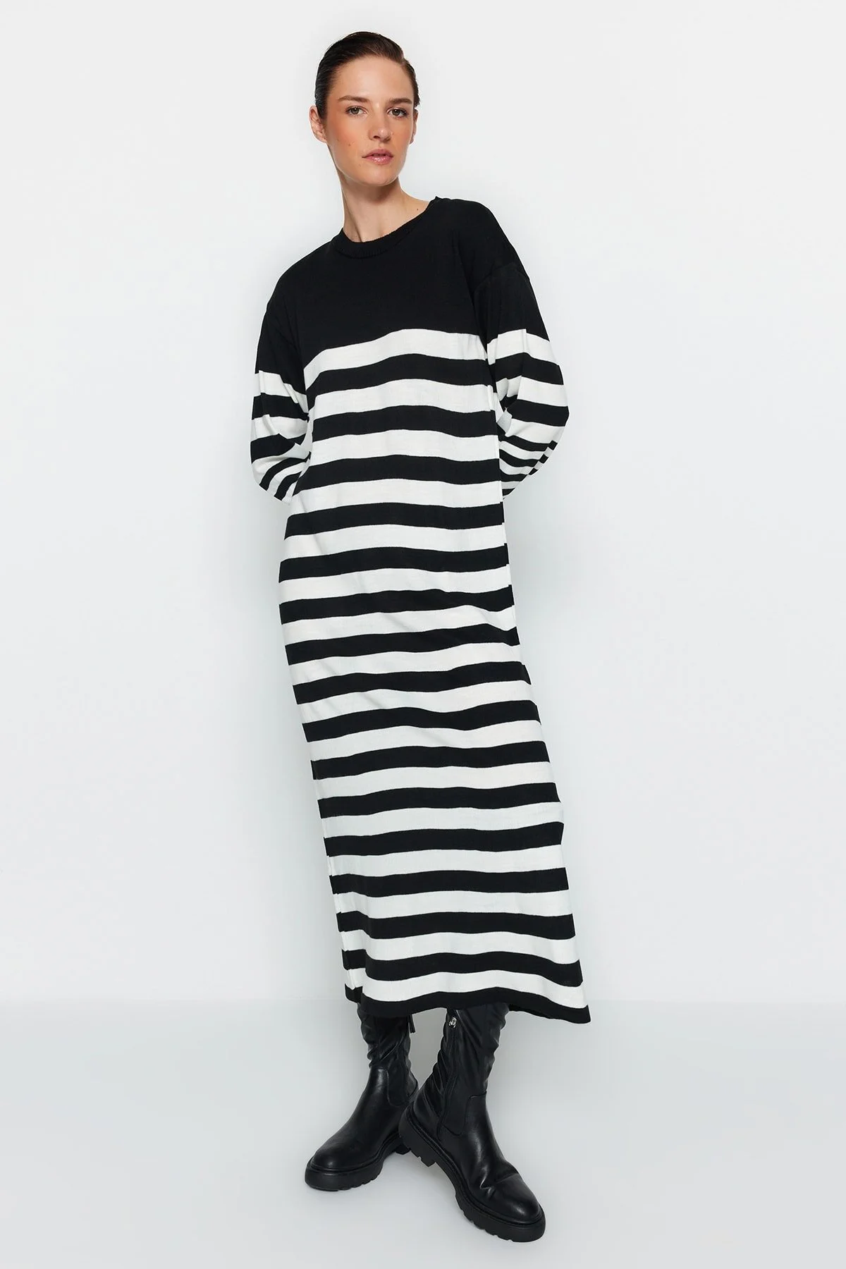 Trendyol Modest  Schwarz-weiß gestreiftes langes Strickkleid TCTAW24EB00020