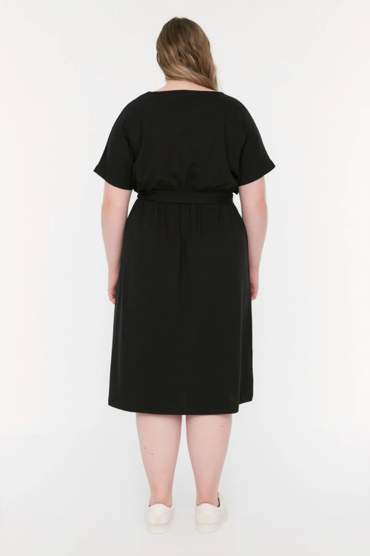Trendyol Curve  Schwarzes Strickkleid mit Rundhalsausschnitt und Gürtel TBSSS22AH0242