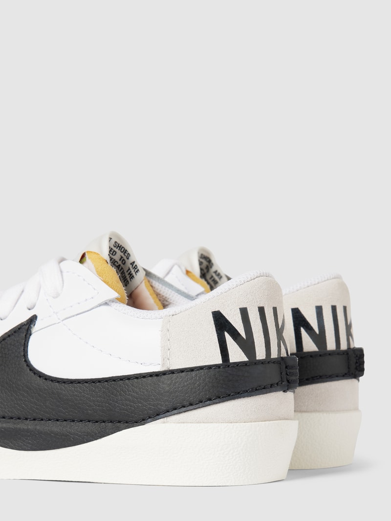 Sneaker mit Label-Detail in weiß