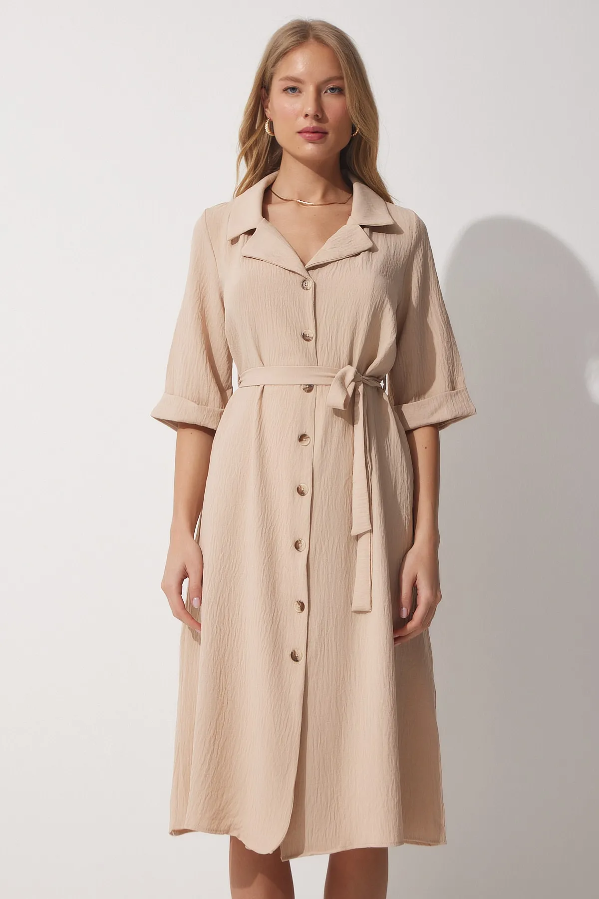 Happiness İstanbul  Cremefarbenes Sommer-Hemdkleid für Damen mit Gürtel MX00045