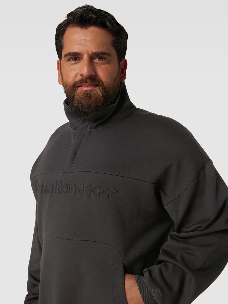 PLUS SIZE Sweatshirt mit Känguru-Tasche in schwarz