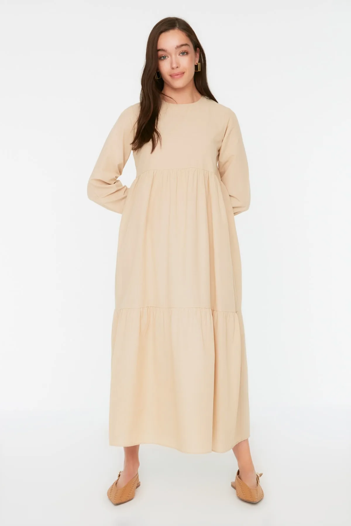 Trendyol Modest  Beiges, gewebtes Kleid aus Baumwolle mit weitem Schnitt und Raffung TCTSS21EL3406