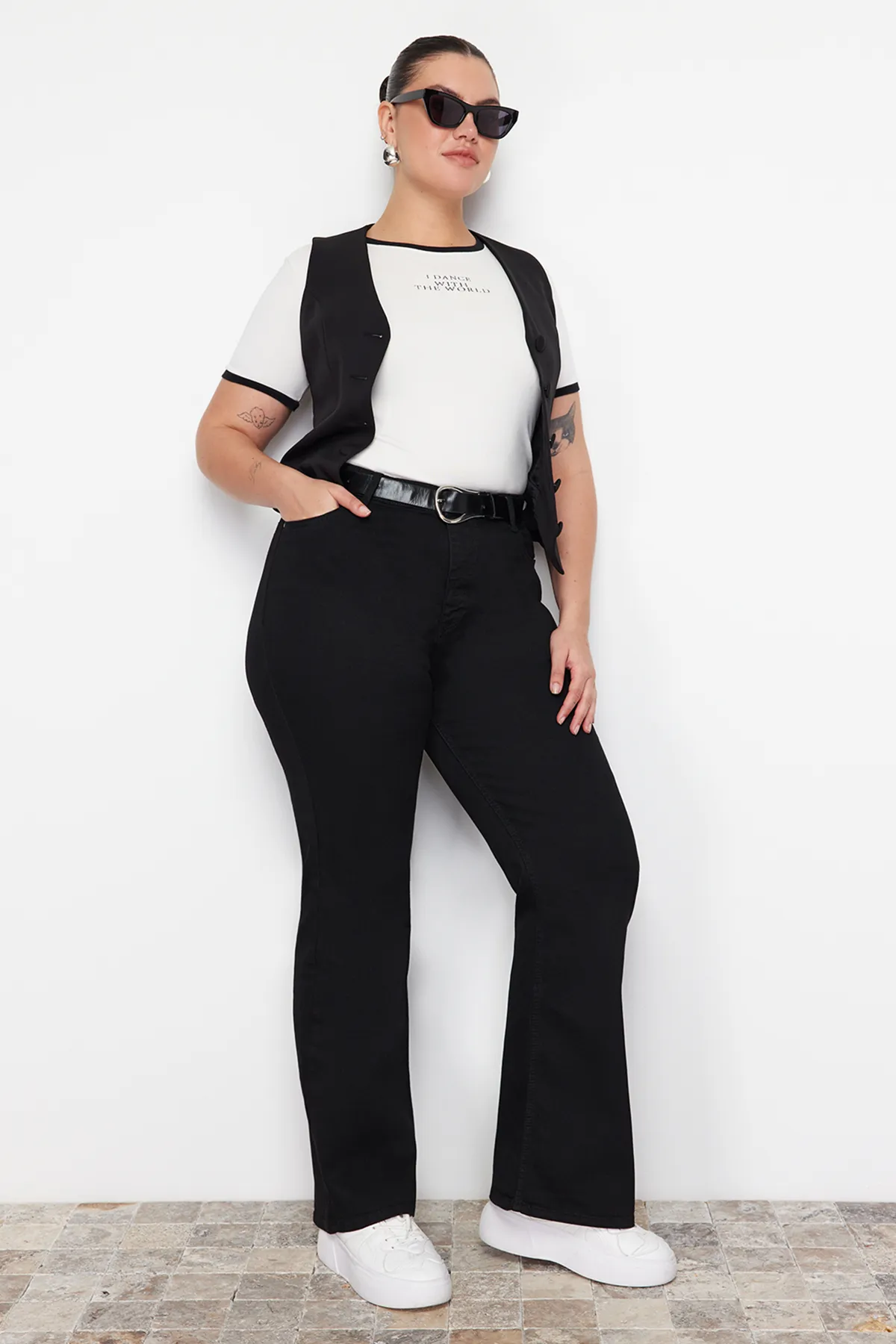 Trendyol Curve  Schwarze Schlagjeans mit hoher Taille TBBAW23JE00001