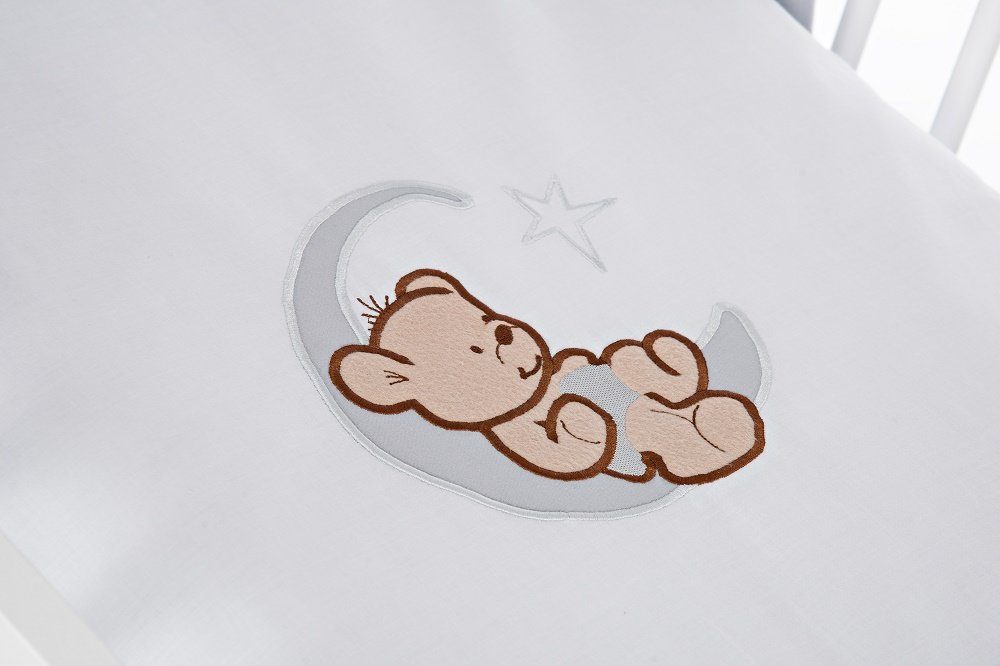Babyhafen Komplettbett 60 × 120 cm Babybett Teddy auf dem Mond Gitterbett Kinderbett, inkl. Matratze, Himmel, Nestchen & Bettwäsche