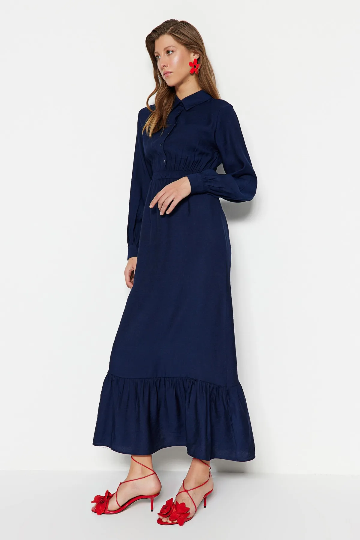 Trendyol Modest  Marineblaues gewebtes Kleid mit halber Knopfleiste und Raffung, TCTSS23EB00249