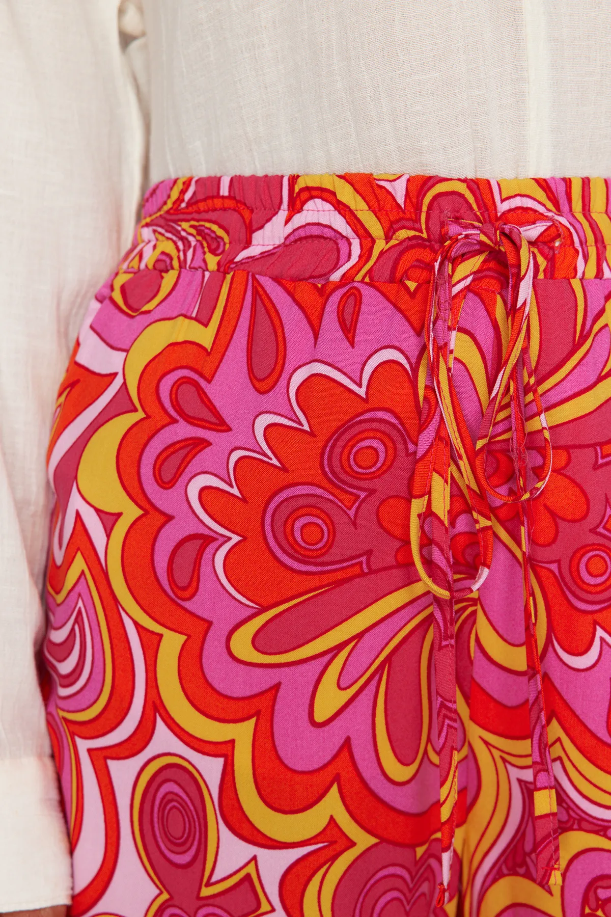 Trendyol Collection  Rosa Hose mit weitem Bein und elastischem Bund und Bindedetail/gemustertem Webmuster TWOSS24PL00159