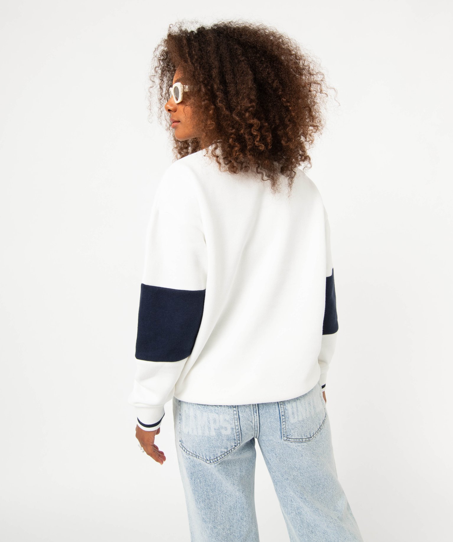 Sweat oversize à col V avec inscription brodée femme - Cam... blanc | GEMO