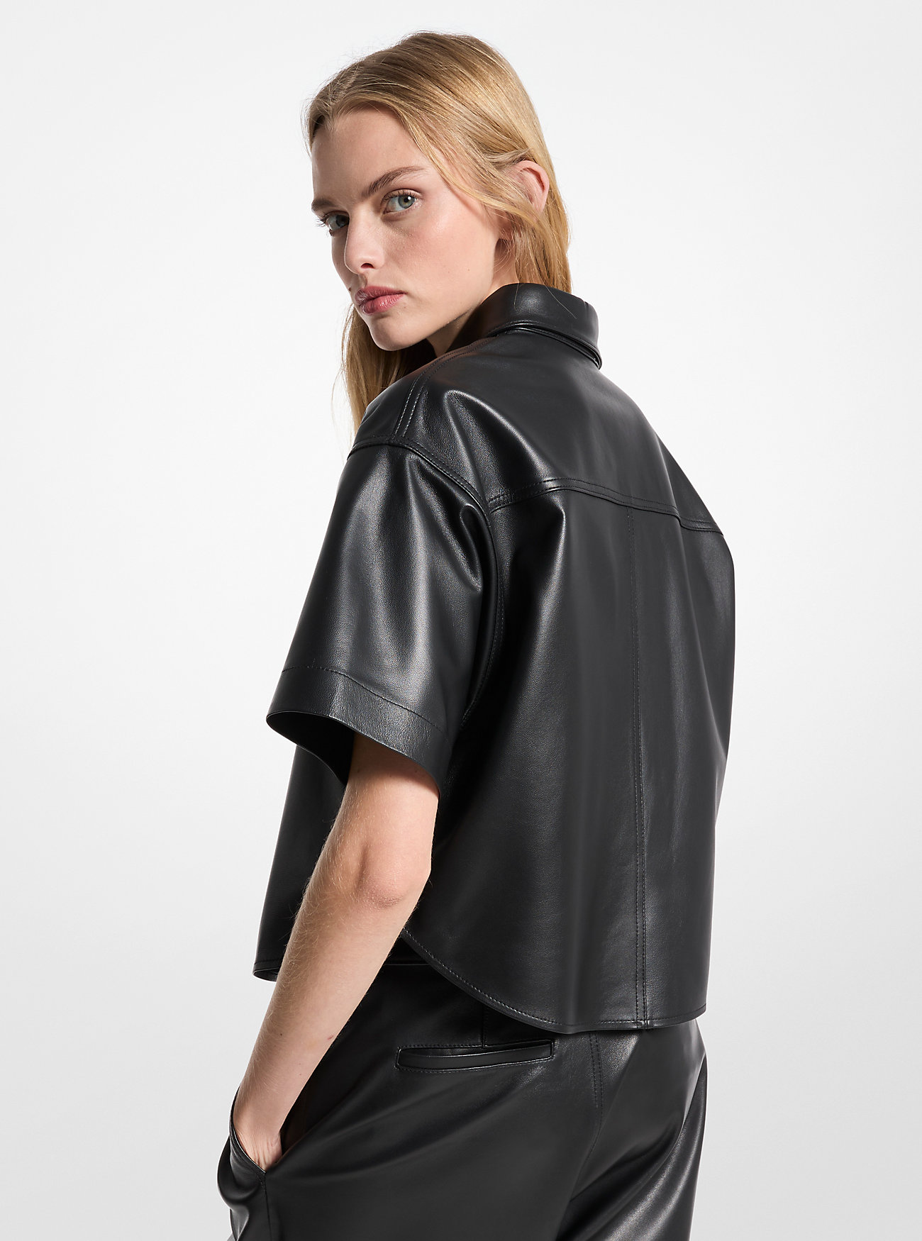 Crop-skjorte i skinn, plissert bermudashorts i skinn, Romee-veske, kordfløyelsmykke, flekkete kordfløyelsmykke, Irene Kitten-sandal Monte Carlo-solbriller - SVART