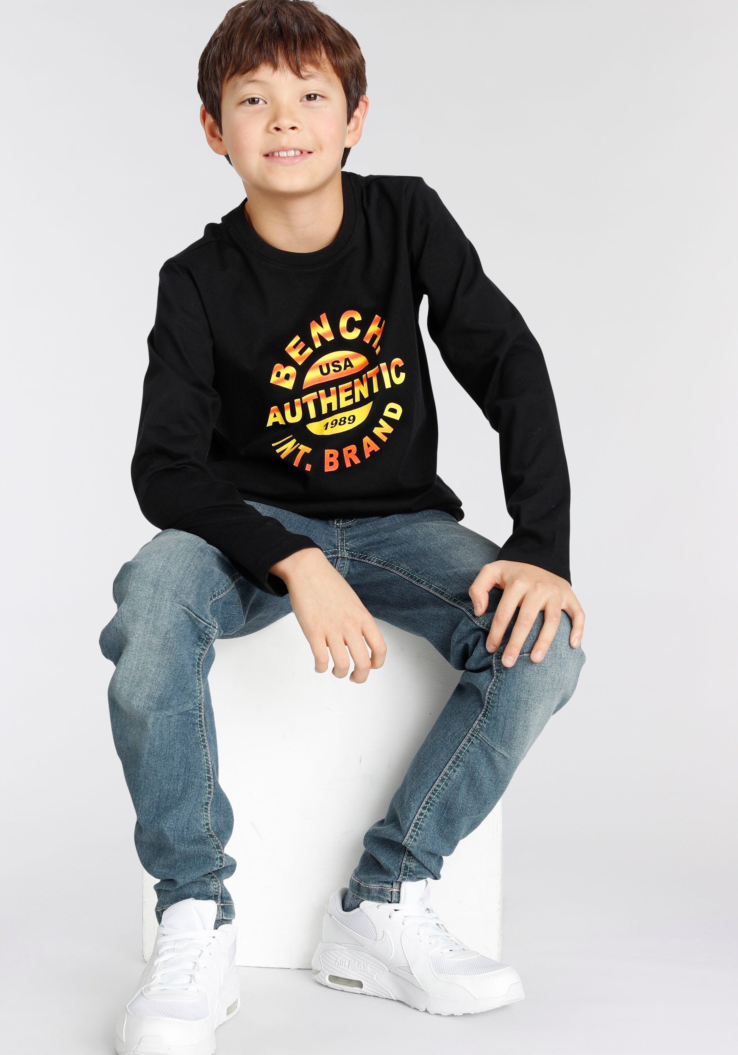 Bench. Langarmshirt mit Druck im Farbverlauf