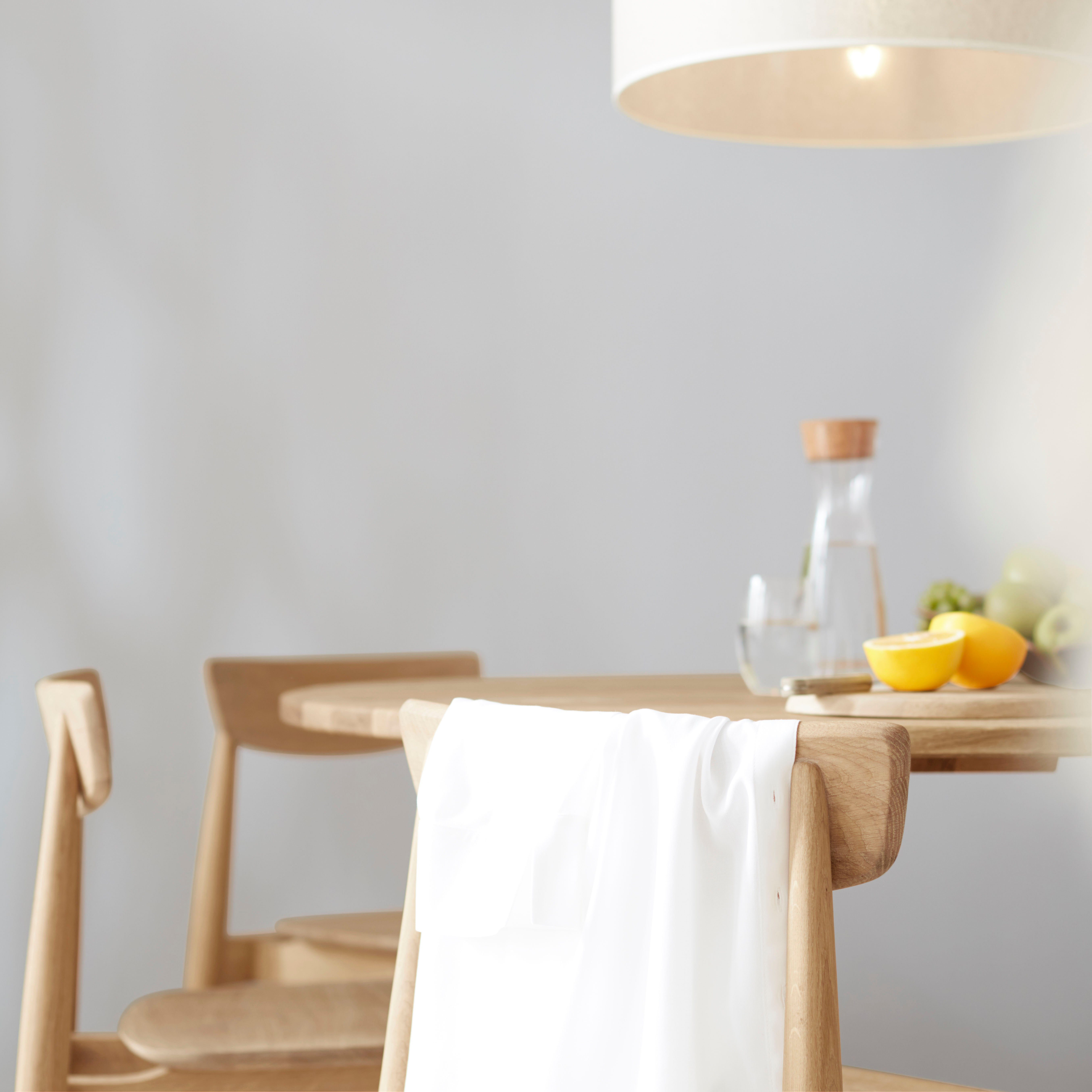 OTTO products 4-Fußstuhl Veikko (Set, 2 St), vegan, mit pflanzlichem Bio Öl behandelt, Massivholz Eiche, stapelbar