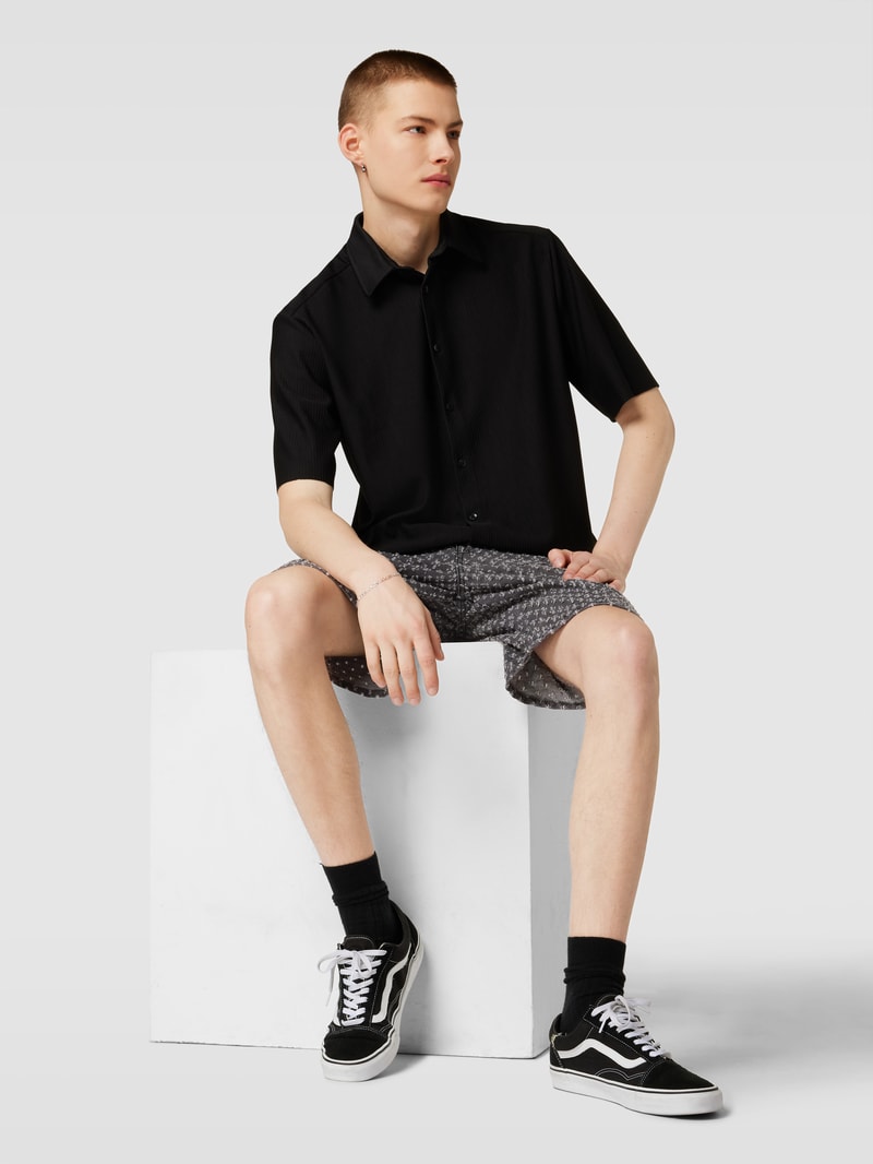Shorts mit Allover-Muster in schwarz