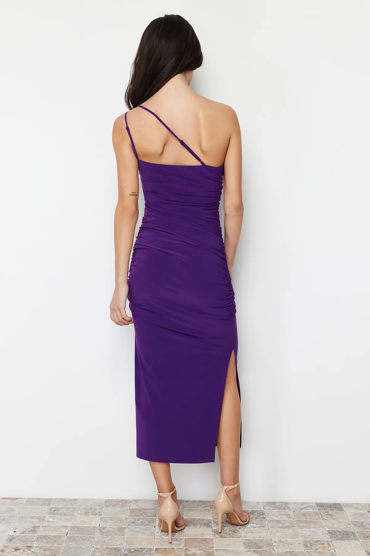 Trendyol Collection  Purple Accessory Rose Detailliert gerafftes Bodycon/tailliertes Stretch-Strick-Midi-Bleistiftkleid TWOSS24EL00413