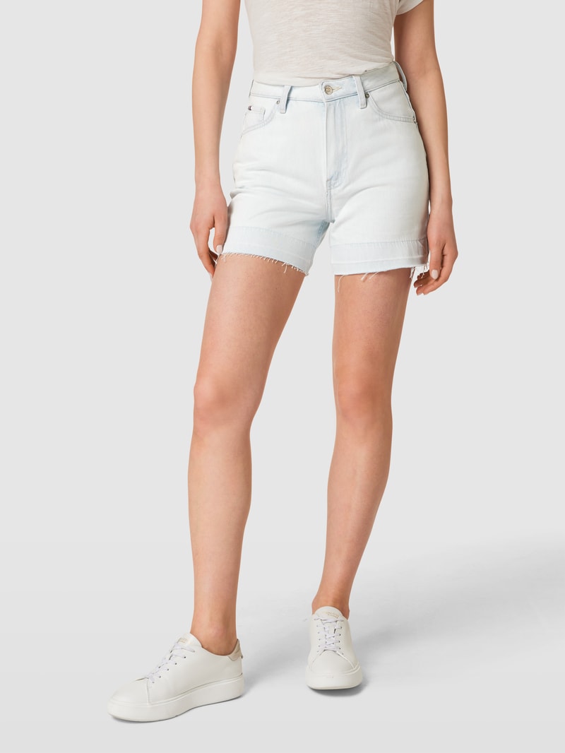 Jeansshorts mit ausgefransten Abschlüssen in hellblau