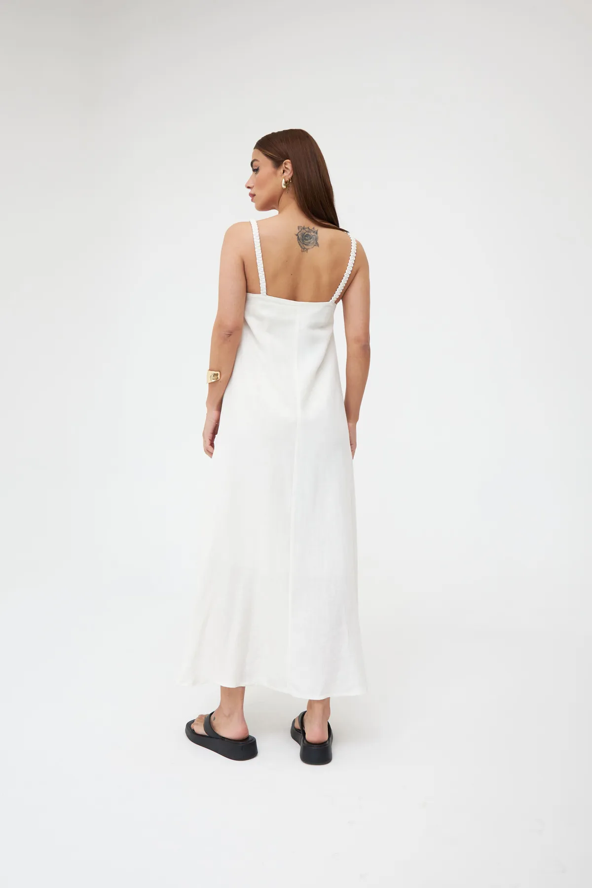 Laluvia  Ecrufarbenes, langes Leinenkleid mit Strickriemen