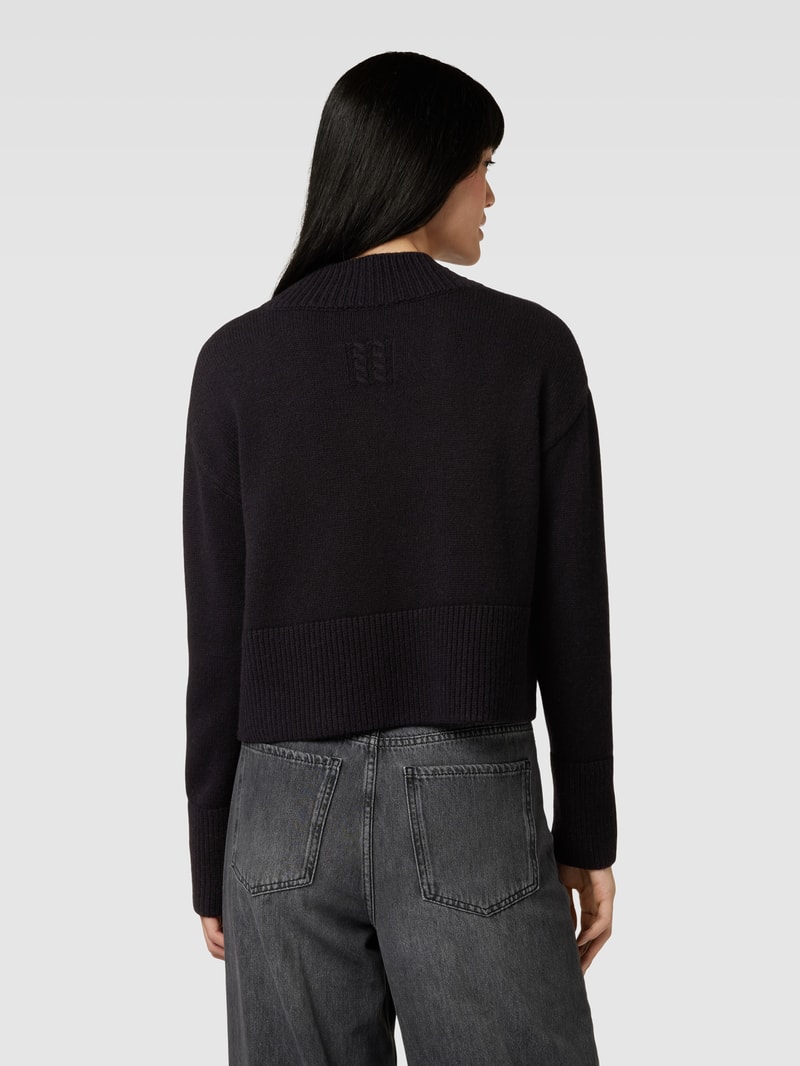 Strickpullover mit Seitenschlitz in schwarz