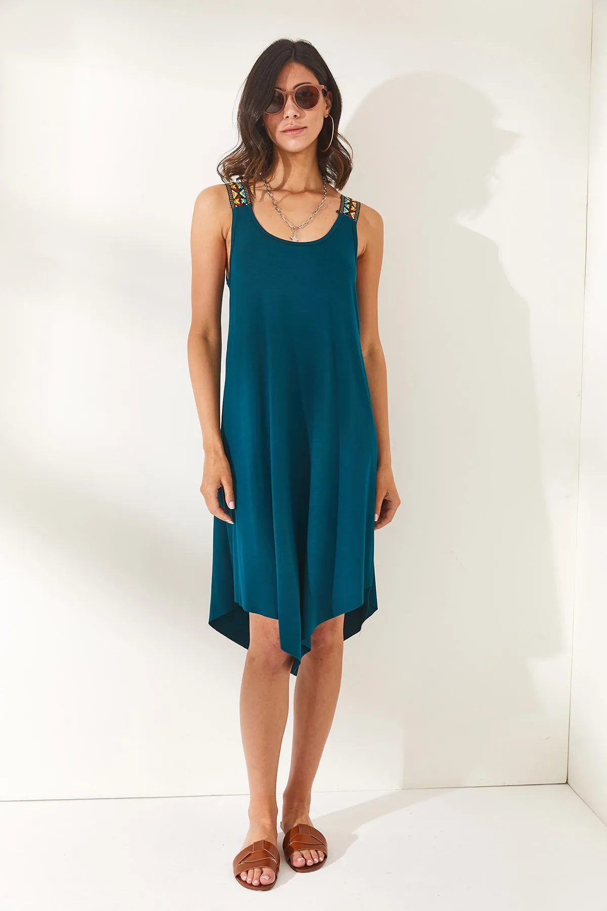Olalook  Petrolgrünes, asymmetrisches Ethno-Trägerkleid für Damen ELB-19000612