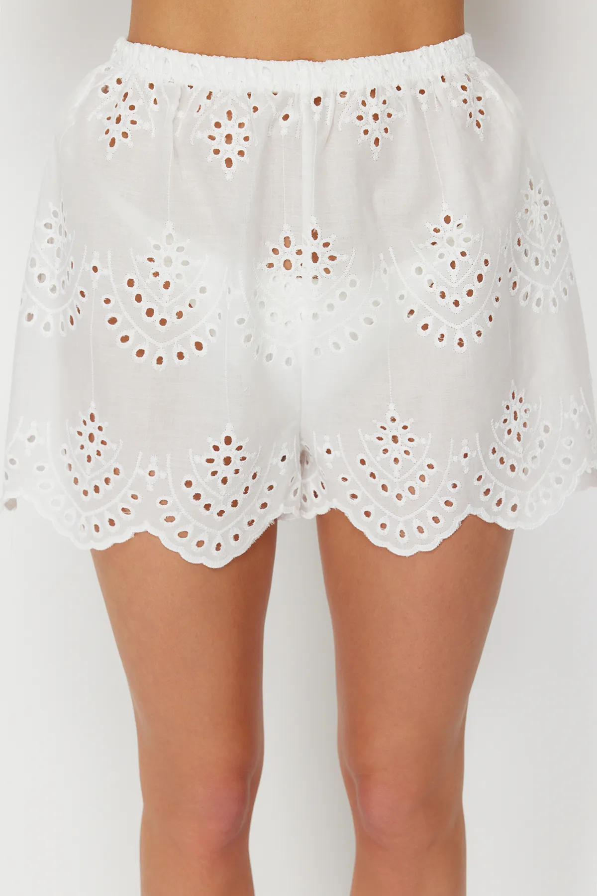 Trendyol Collection  Weißes Hemd-Shorts-Set aus 100 % Baumwolle mit gewebter Stickerei TBESS24AU00008