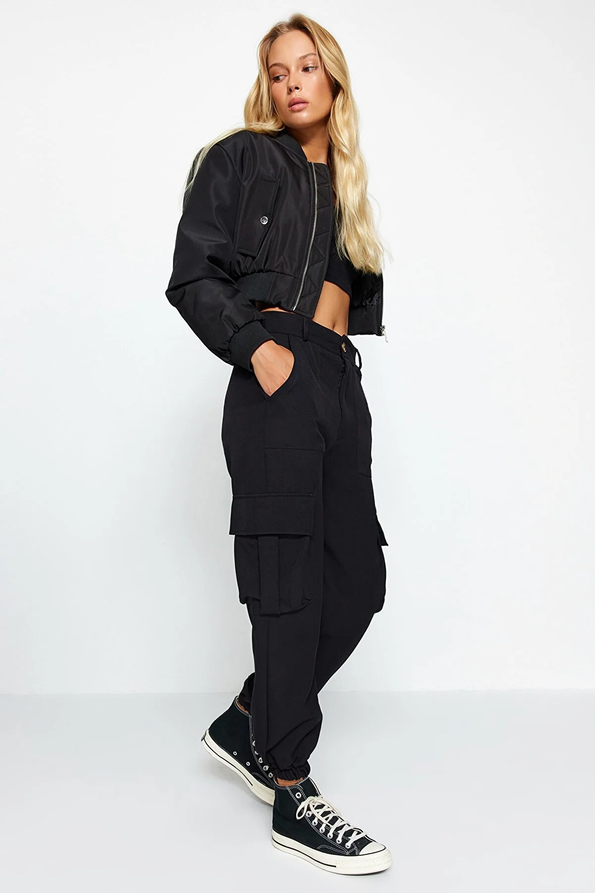 Trendyol Collection  Schwarze gewebte Hose mit Cargotaschen TWOAW24PL00234