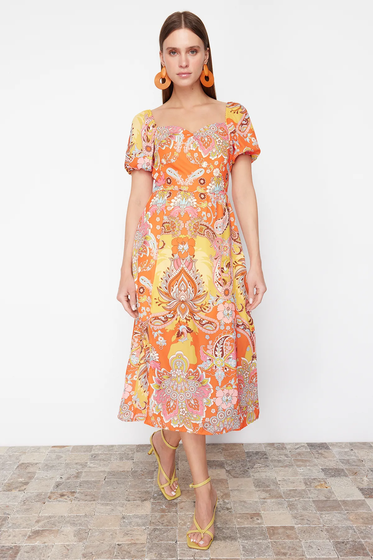 Trendyol Collection  Oranges gemustertes gewebtes Midikleid mit quadratischem Ausschnitt und Schlitz TWOSS23EL01846