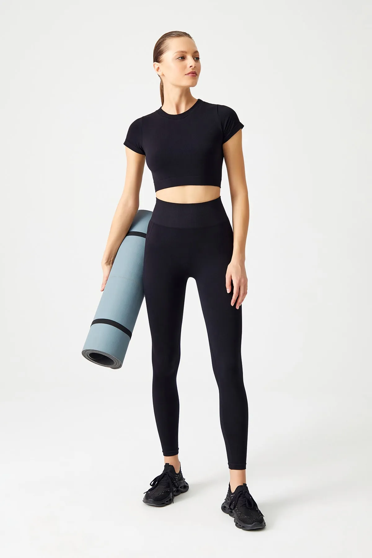 LOS OJOS  Schwarzes, nahtloses, weich strukturiertes Sport-T-Shirt-Crop-Top