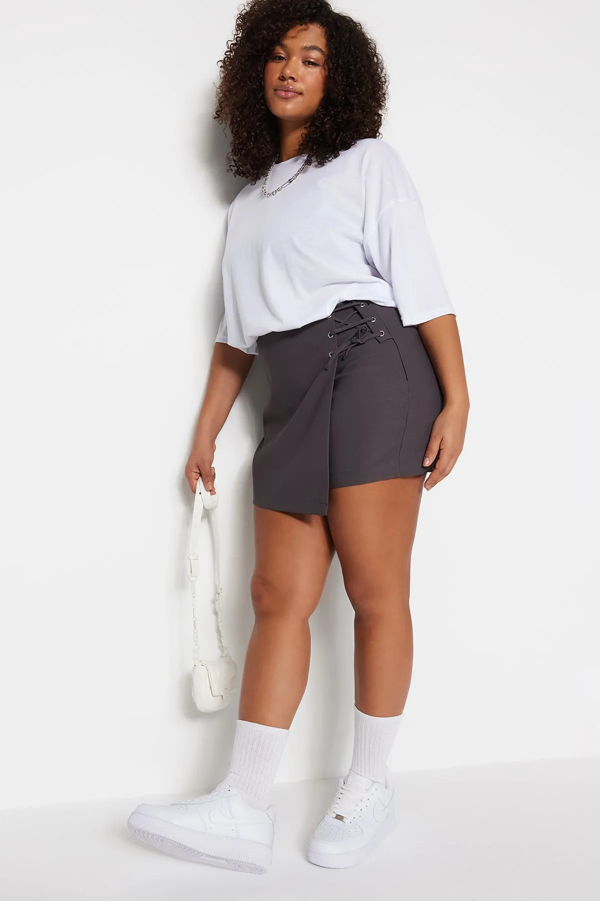 Trendyol Curve  Grauer, gewebter, gebundener Shorts-Rock TBBSS22AP00001