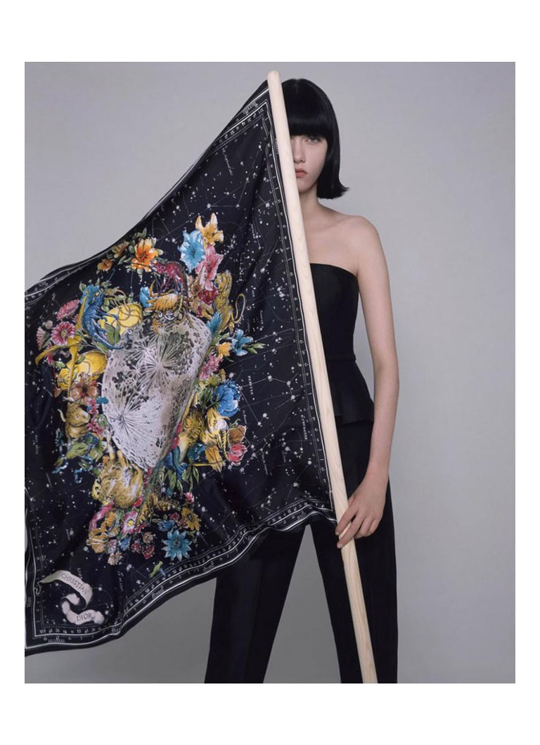 Eșarfe Dior. Povești de modă.
