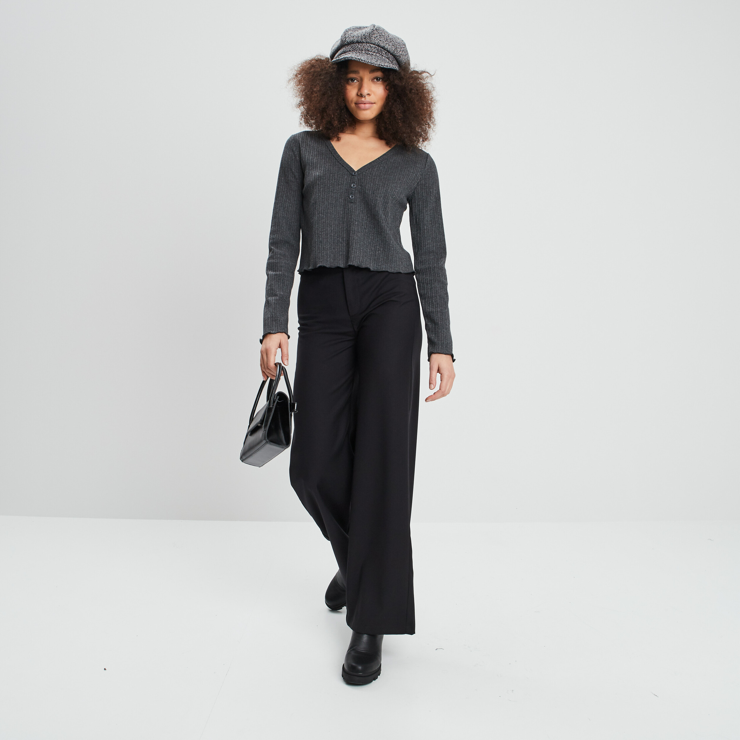 T-shirt côtelé avec col en V gris foncé femme | La Halle