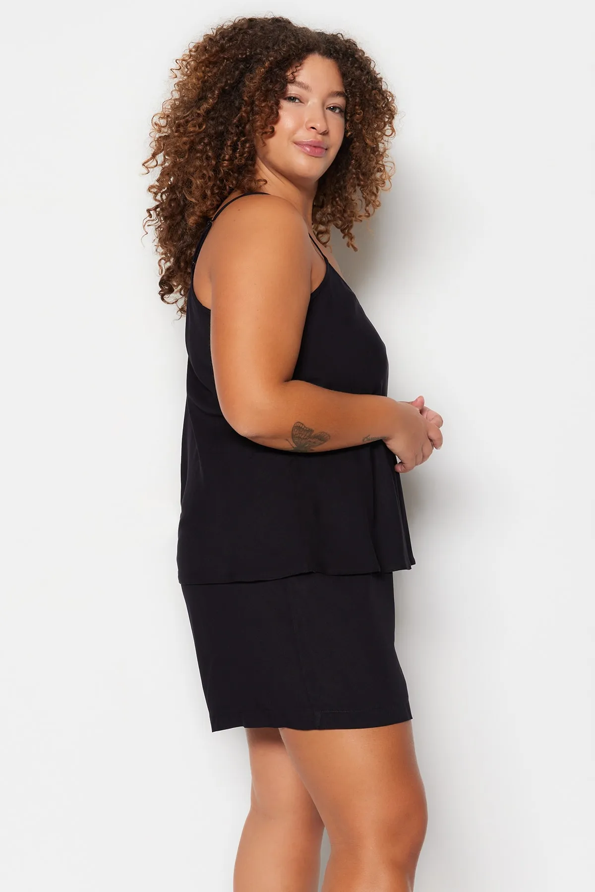 Trendyol Curve  Pyjama-Set aus Viskosegewebe mit schwarzen Trägern TBBSS23AI00021